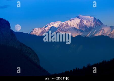 Luna piena sul Monte Bianco, Alpi francesi. Foto Stock