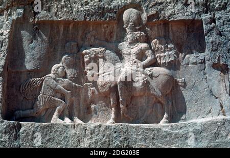 Rilievo roccioso sasaniano che mostra il trionfo del re Sasanide Shapur i sull'imperatore romano Valeriano, Naqsh-e Rustam, provincia di Fars, Iran Foto Stock