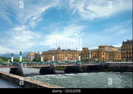 Puente de la Zurriola sul fiume Urumea, Donostia, San Sebastian, Paesi Baschi, Guipuzkoa, Spagna, Europa. Foto Stock