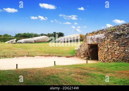 Tumulus entrata e dolmen rotto a Locmariaquer, Bretagna, Francia Foto Stock