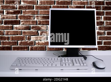 Pc Con Desktop Nero E Muro Di Mattoni Sfondo E Cielo Desktop Foto Stock Alamy