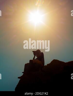 Un ragazzo che scattava una foto sotto la luce del sole a Galle, Srilanka Foto Stock