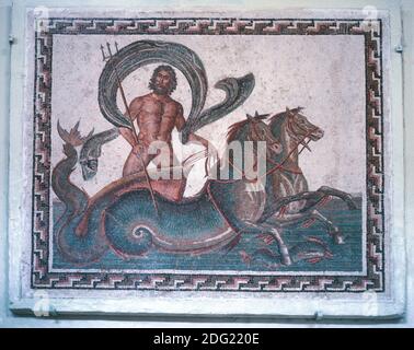 Mosaico romano del Chariot di Nettuno (3 ° secolo) da una villa a Blibane a nord di Sousse, Museo Archeologico di Sousse, Tunisia Foto Stock