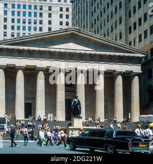 New York 1985, Federal Hall, George Washington statua, limousine nera, persone, Wall Street quartiere finanziario, Lower Manhattan, New York City, NY, NYC, STATI UNITI, Foto Stock