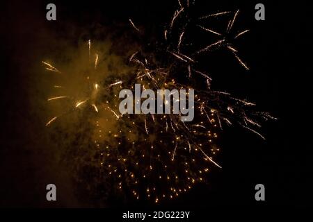 Bella enorme palla fuochi d'artificio Foto Stock