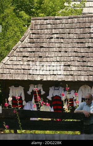 Abbigliamento tradizionale di Maramures, Romania in vendita presso il Museo del Villaggio di Bucarest, Romania Foto Stock