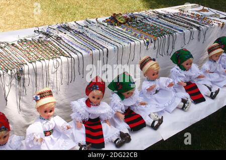 Bambole ricordo e gioielli in perline di Maramures, Romania Foto Stock