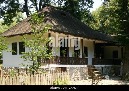Il Museo del Villaggio, Bucarest, Romania. Casa tradizionale con portico in legno della contea di Arges. Foto Stock