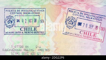 Pagina del passaporto del Regno Unito con i francobolli di entrata e di uscita per il Cile, dall'aeroporto internazionale Arturo Merino Benítez di Santiago nel 2009 Foto Stock
