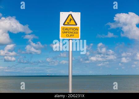 Un cartello sulla costa del Kent vicino a Margate avverte di una scogliera non recintata Foto Stock