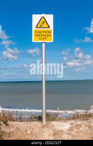 Un cartello sulla costa del Kent vicino a Margate avverte di una scogliera non recintata Foto Stock