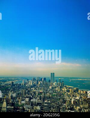 New York 1985, skyline di Lower Manhattan dall'Empire state Building, WTC World Trade Center torri gemelle in lontananza, New York City, NY, New York, USA, Foto Stock