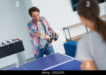 Gruppo di studenti che giocano a ping-pong nel campus Foto Stock