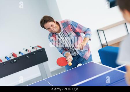 Gruppo di studenti che giocano a ping-pong nel campus Foto Stock