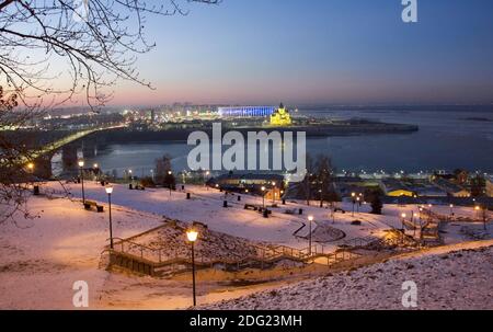 Vista panoramica di notte Nizhny Novgorod al tramonto in inverno Foto Stock