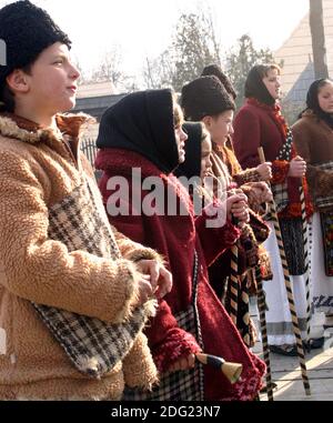 Gruppo di carolieri rumeni in costumi tradizionali Foto Stock