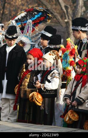 Gruppo di carolieri rumeni in costumi tradizionali Foto Stock
