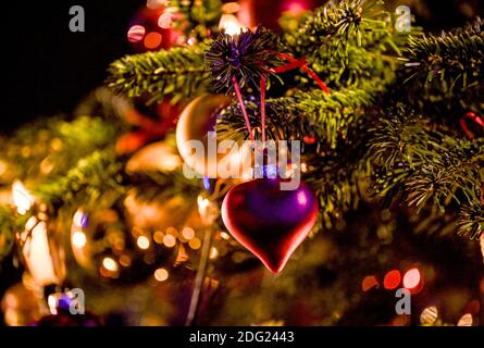 Berlino, Germania. 05 dicembre 2020. Un pendente a cuore è appeso ad un albero di Natale decorato. Credit: Pedersen/dpa-Zentralbild/ZB/dpa/Alamy Live News Foto Stock