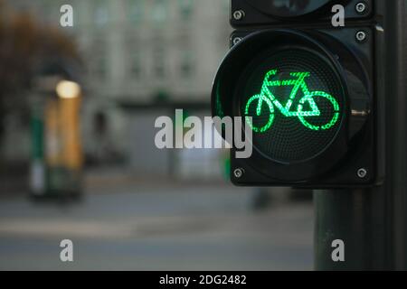 Trasporto sostenibile. Segnale del traffico in bicicletta, semaforo verde, bici da strada, zona o area libera per biciclette, condivisione delle biciclette Foto Stock