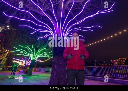 Londra, Regno Unito. 7 dicembre 2020. L'artista David Ogle di fronte al suo lavoro 'Lumen', alberi illuminati da una brillante flessione al neon. Anteprima di "Winter Light" presentata da Southbank Centre. Oltre 15 opere d'arte e nuove commissioni illuminate da una serie di artisti internazionali sono in mostra intorno agli edifici del sito e al Riverside Walk fino alla fine di febbraio 2021. Credit: Stephen Chung / Alamy Live News Foto Stock