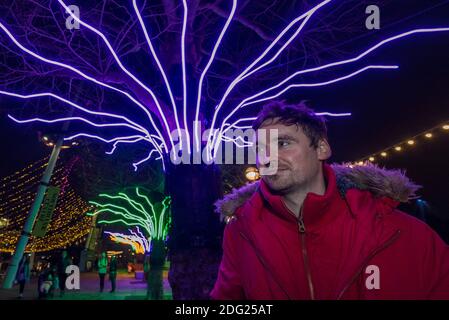 Londra, Regno Unito. 7 dicembre 2020. L'artista David Ogle di fronte al suo lavoro 'Lumen', alberi illuminati da una brillante flessione al neon. Anteprima di "Winter Light" presentata da Southbank Centre. Oltre 15 opere d'arte e nuove commissioni illuminate da una serie di artisti internazionali sono in mostra intorno agli edifici del sito e al Riverside Walk fino alla fine di febbraio 2021. Credit: Stephen Chung / Alamy Live News Foto Stock