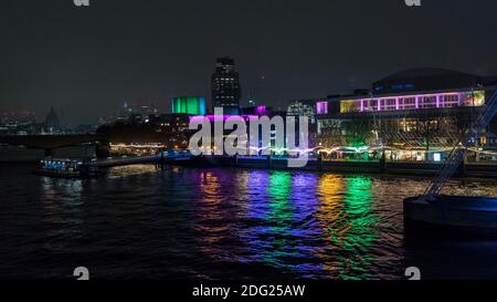 Londra, Regno Unito. 7 dicembre 2020. Illuminazioni in mostra durante l'anteprima di "Winter Light" presentata da Southbank Centre. Oltre 15 opere d'arte e nuove commissioni illuminate da una serie di artisti internazionali sono in mostra intorno agli edifici del sito e al Riverside Walk fino alla fine di febbraio 2021. Credit: Stephen Chung / Alamy Live News Foto Stock