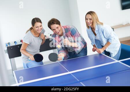 Gruppo di studenti che giocano a ping-pong nel campus Foto Stock