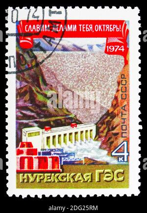 MOSCA, RUSSIA - 21 OTTOBRE 2018: Un francobollo stampato in URSS (Russia) mostra l'idroelettricità Nurek sul Vakhsh, serie di rivoluzione ottobre, circa 1974 Foto Stock