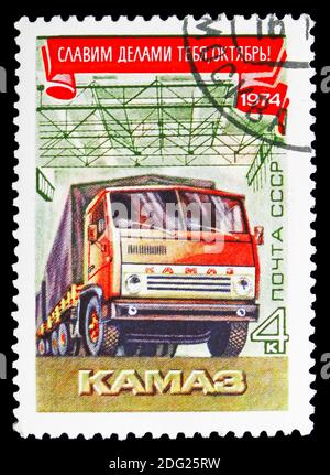 MOSCA, RUSSIA - 21 OTTOBRE 2018: Un francobollo stampato in URSS (Russia) mostra Kamaz, serie di rivoluzione ottobre, circa 1974 Foto Stock