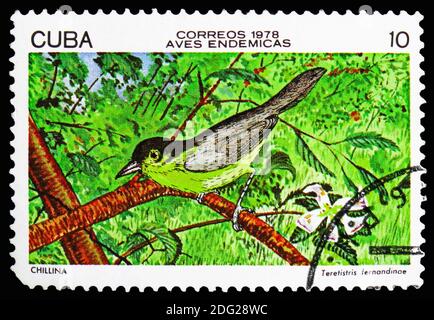 MOSCA, RUSSIA - 21 OTTOBRE 2018: Un francobollo stampato a Cuba mostra giallo-testa Warbler (Teretistris fernandinae), serie di uccelli endemici, circa 1978 Foto Stock