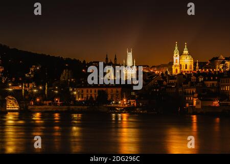 Ponte Carlo illuminato, Karluv più riflessa nel fiume Moldava. Panorama serale di Praga, Repubblica Ceca. Lunga esposizione città lights.Amazing Europa Foto Stock