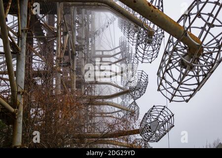 Radar sovietico Duga in tempo nebbia. Picchio russo - stazione radar all'orizzonte vicino a Chernobyl Foto Stock