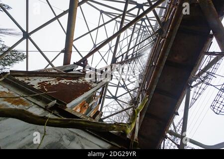 Un ascensore al radar sovietico Duga. Picchio russo - stazione radar all'orizzonte vicino a Chernobyl Foto Stock