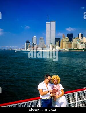 New York 1985, coppia turistica, crociera fluviale in barca turistica, torri gemelle del WTC World Trade Center, skyline di Manhattan, New York City, NY, New York, USA, Foto Stock