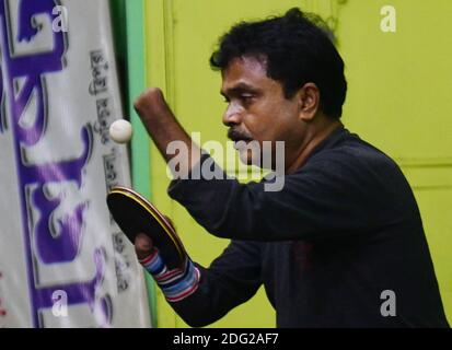 Kajol Dey, un giocatore di ping-pong e allenatore di 49 anni, è visto giocare al suo campo di allenamento nella Giornata Internazionale delle persone con disabilità (IDPD). Agartala, Tripura, India. Foto Stock