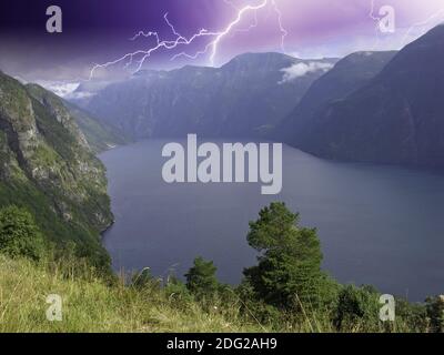 Vista panoramica del fiordo di Geiranger durante una tempesta Foto Stock