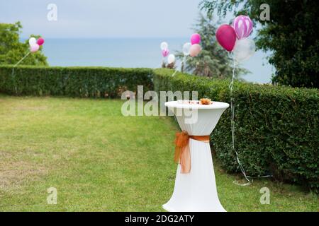 Decorato festeggiando tavolo per eventi su sfondo soleggiato giorno all'aperto Foto Stock