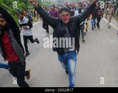 Manifestanti coinvolti in uno scontro con la polizia sulla strada statale 8, a Panisagar. Sono scoppiati violenti scontri tra i manifestanti anti del reinsediamento anti-Bru e le forze di sicurezza a Panisagar. Agartala, Tripura, India. Foto Stock