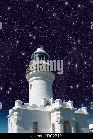 Vista dal faro verso l'alto contro il cielo stellato Foto Stock