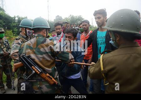 Manifestanti coinvolti in uno scontro con la polizia sulla strada statale 8, a Panisagar. Sono scoppiati violenti scontri tra i manifestanti anti del reinsediamento anti-Bru e le forze di sicurezza a Panisagar. Agartala, Tripura, India. Foto Stock