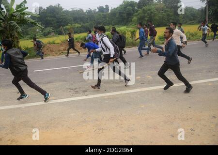 Manifestanti coinvolti in uno scontro con la polizia sulla strada statale 8, a Panisagar. Sono scoppiati violenti scontri tra i manifestanti anti del reinsediamento anti-Bru e le forze di sicurezza a Panisagar. Agartala, Tripura, India. Foto Stock