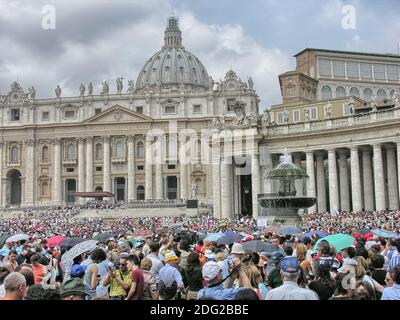 CITTÀ DEL VATICANO, VATICANO - MAGGIO 21: Turisti in Piazza San Pietro il 21 maggio 2008 a Città del Vaticano, Vaticano. Piazza San Pietro Foto Stock