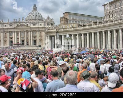 CITTÀ DEL VATICANO, VATICANO - MAGGIO 21: Turisti in Piazza San Pietro il 21 maggio 2008 a Città del Vaticano, Vaticano. Piazza San Pietro Foto Stock