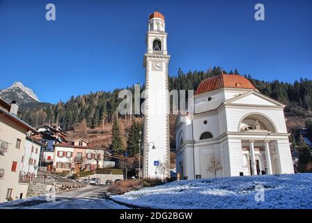 Chiesa nelle Dolomiti, stagione invernale Foto Stock