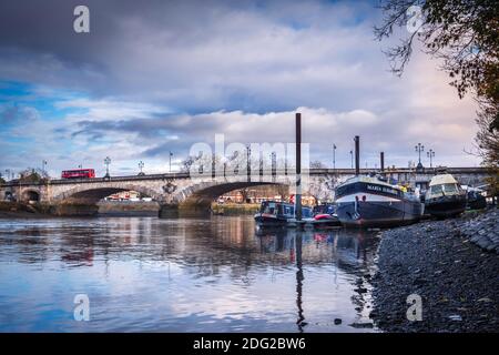 Regno Unito, Londra, Richmond-upon-Thames / Hounslow, Kew Bridge, un ponte classificato di grado II sul Tamigi, Tamigi con bassa marea, case galleggianti Foto Stock