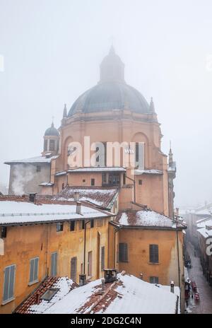 Neve e nebbia sulla chiesa e sui tetti di Santa Maria della vita, Bologna, Italia. Foto Stock