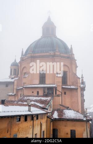 Neve e nebbia sulla chiesa e sui tetti di Santa Maria della vita, Bologna, Italia. Foto Stock