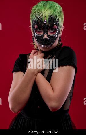 Donna vestita in abiti gotici, spaventoso halloween Foto Stock