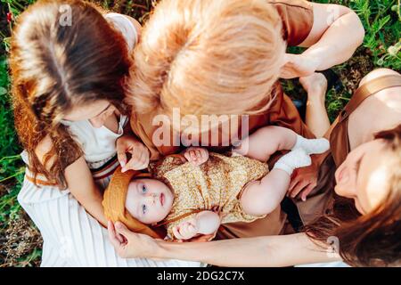 Famiglia felice con bambino bambino passeggiata nella natura. Foto Stock