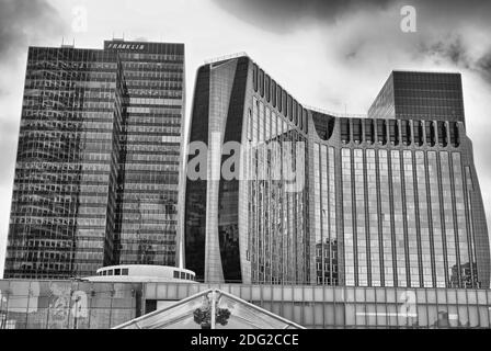 PARIGI - DEC 1: Vista pomeridiana del principale quartiere degli affari, la Defense, nella parte occidentale di Parigi, Francia, il 1 dicembre 2012 Foto Stock